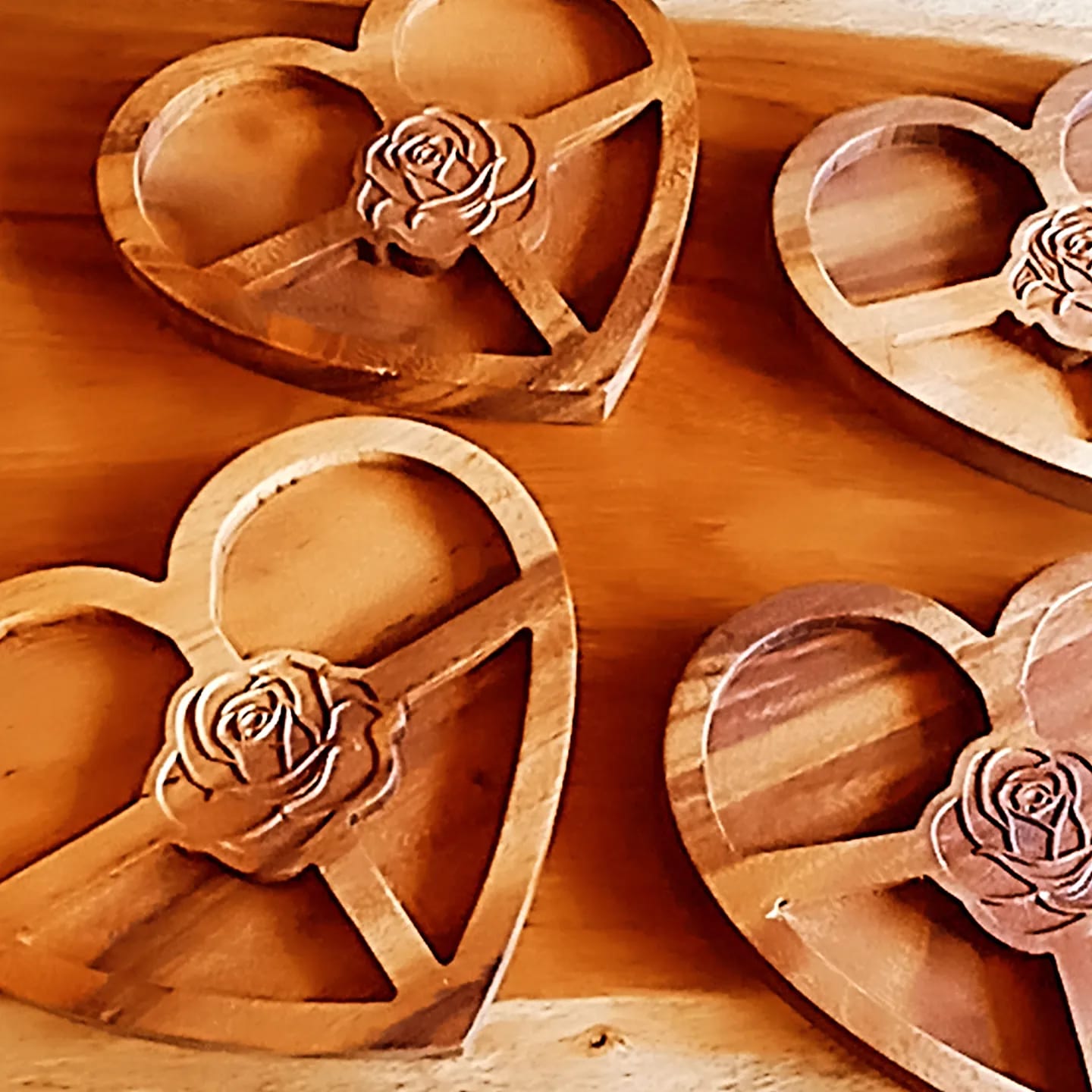 Tabla de Madera de Parota en Forma de Corazón Personalizable (23 x 25 cm)